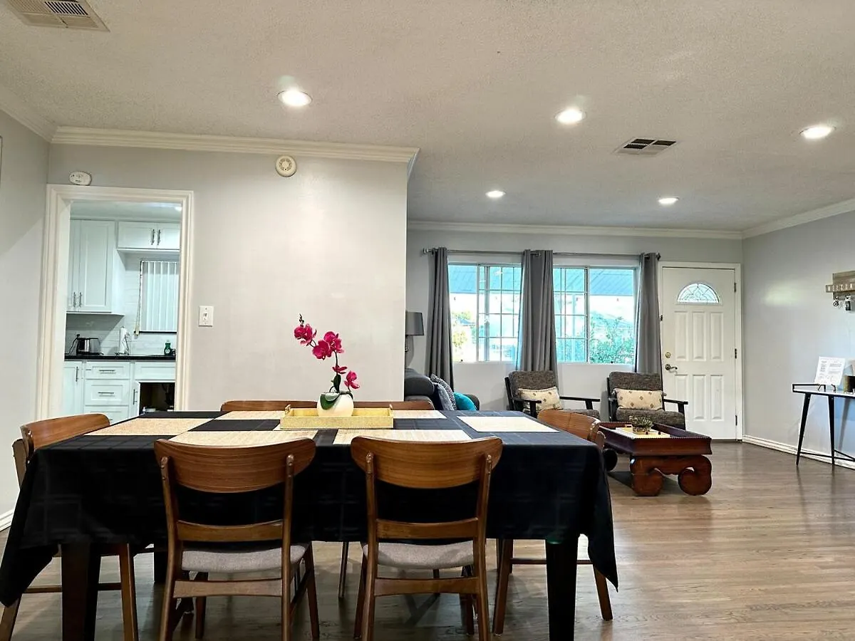 Holiday home Tranquil Poolside Oasis With Bbq And Serene Ambiance Los Angeles